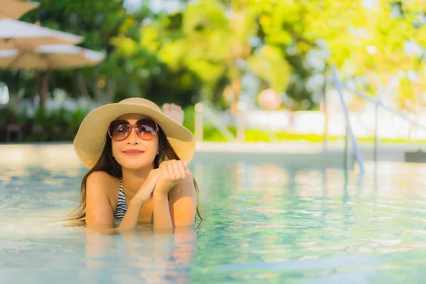 Krásné mladé asijské ženy šťastný úsměv relaxovat kolem venkovní swi — Stock fotografie