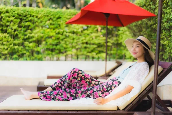 Portret piękne młode azjatyckie kobiety szczęśliwy uśmiech relaks wokół sw — Zdjęcie stockowe