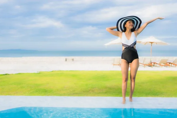 Retrato hermosa joven asiático mujeres feliz sonrisa relajarse alrededor de sw — Foto de Stock