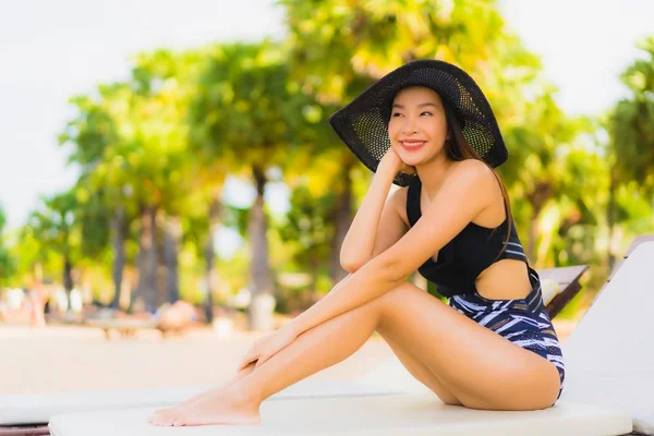 Портрет красивих молодих азіатських жінок розслабляють посмішку щасливою навколо — стокове фото