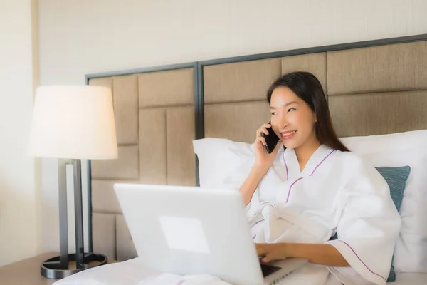 Porträt schöne junge asiatische Frauen mit Laptop oder Computer wi — Stockfoto