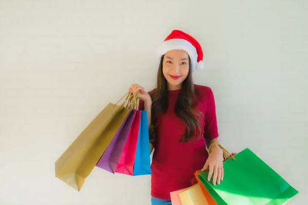 Porträt schöne junge asiatische Frauen tragen Weihnachtsmann Hut wi — Stockfoto