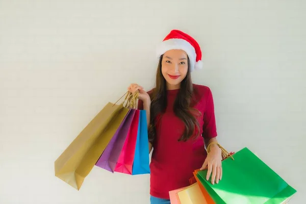 Güzel bir Asyalı kadın portresi Noel Baba şapkası giyer. — Stok fotoğraf