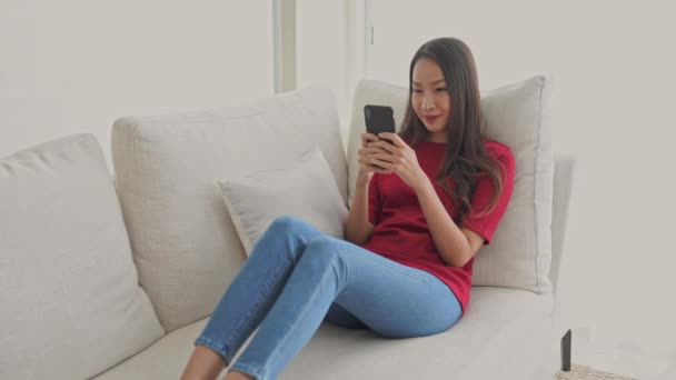 Imágenes Mujer Asiática Usando Smartphone Casa — Vídeo de stock