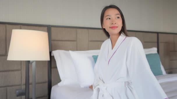 Filmmaterial Von Schönen Asiatischen Frau Entspannen Bett Hause — Stockvideo
