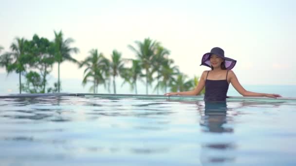 Imagens Bela Mulher Asiática Relaxante Piscina Hotel — Vídeo de Stock