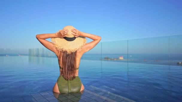 Metraje Hermosa Mujer Asiática Relajándose Piscina Hotel — Vídeos de Stock