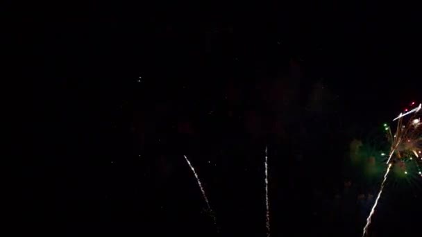 Imagens Perto Fogos Artifício Explodindo Céu Noturno — Vídeo de Stock