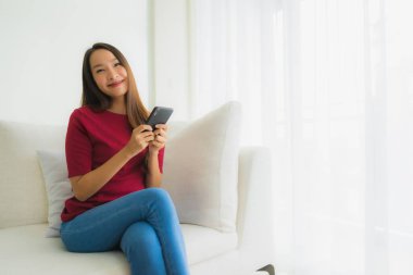 Cep telefonu kullanan güzel Asyalı genç kadınların portresi