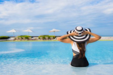 Güzel Asyalı genç kadınların portresi. Gülümseyin. Rahatlayın.