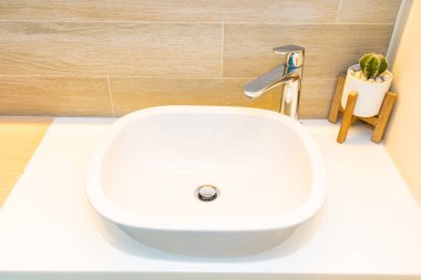 Su yüzeyi ve beyaz lavabo iç dekorasyonu
