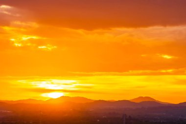 Güneşin doğuşuyla ya da dağda günbatımıyla güzel bir manzara