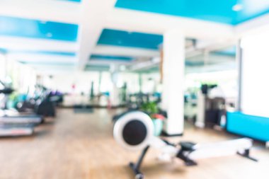 Beden eğitimi odasının içi spor malzemeleriyle dolu.