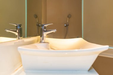 Su yüzeyi ve beyaz lavabo iç dekorasyonu