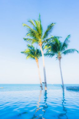 Oteldeki yüzme havuzunun güzel manzarası.