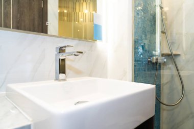 Musluk suyu ve lavabo dekorasyonu.