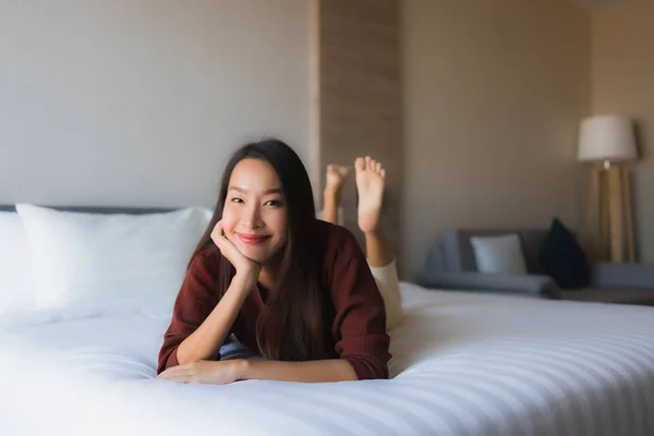 Ritratto belle giovani donne asiatiche felice sorriso rilassarsi sul letto — Foto Stock