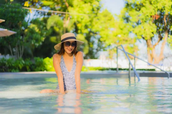 Beautiful young asian women happy smile relax around outdoor swi — Stock Photo, Image