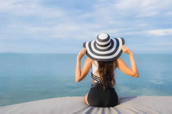 Retrato bonito jovem asiático mulheres relaxar sorriso feliz ao redor se — Fotografia de Stock