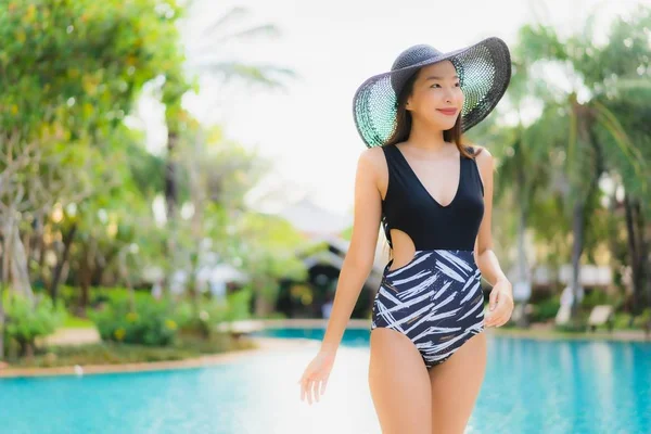 Retrato bonito jovem asiático mulheres feliz sorriso relaxar em torno de sw — Fotografia de Stock