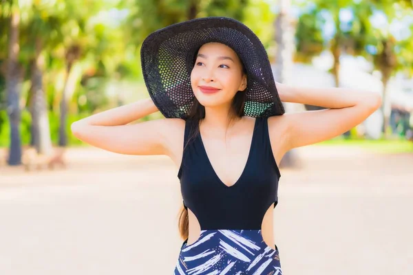 ポートレート美しい若いアジアの女性リラックス笑顔周りse — ストック写真
