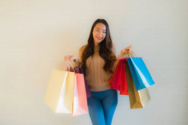 Portrét krásné mladé asijské ženy šťastný úsměv s nákupy b — Stock fotografie