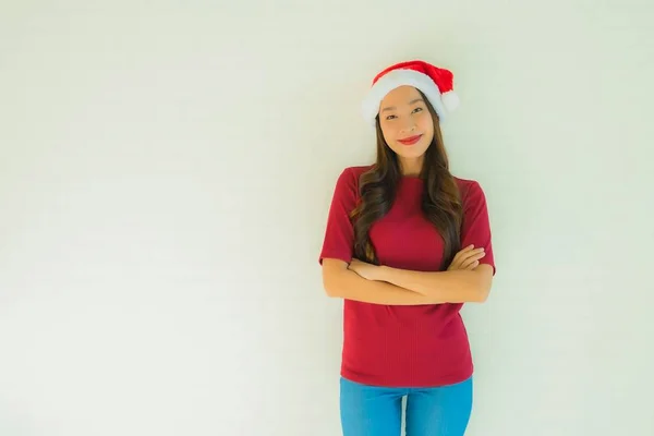 Retrato bonito jovem asiático mulheres vestindo santa chapéu para celebridade — Fotografia de Stock