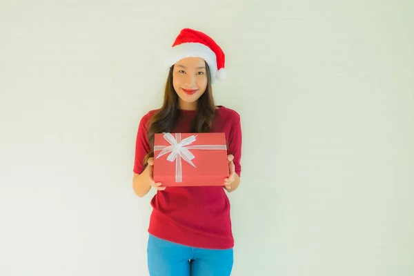 Portrait belle jeune asiatique femmes portent santa chapeau à Noël — Photo