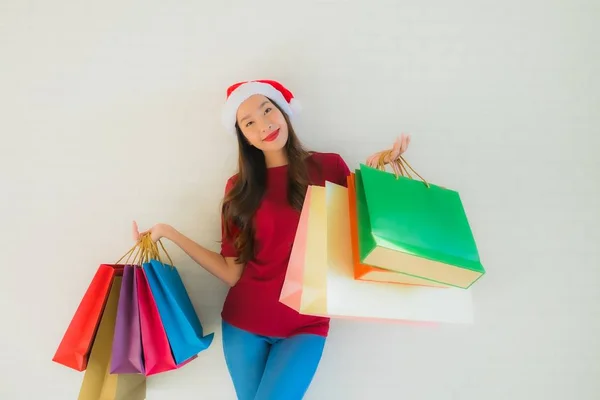 Porträtt vackra unga asiatiska kvinnor bär jul Santa hat wi — Stockfoto