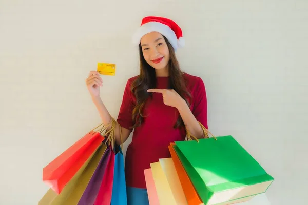 肖像画美しい若いアジアの女性はクリスマスの帽子を身に着けている — ストック写真