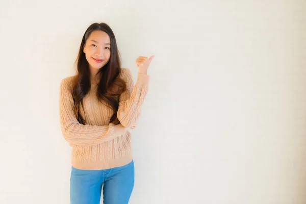 Retrato hermosa joven asiático mujeres sonrisa feliz en muchos acción — Foto de Stock