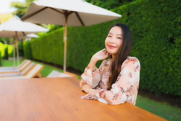 Retrato hermosa joven asiático mujeres feliz sonrisa alrededor al aire libre — Foto de Stock