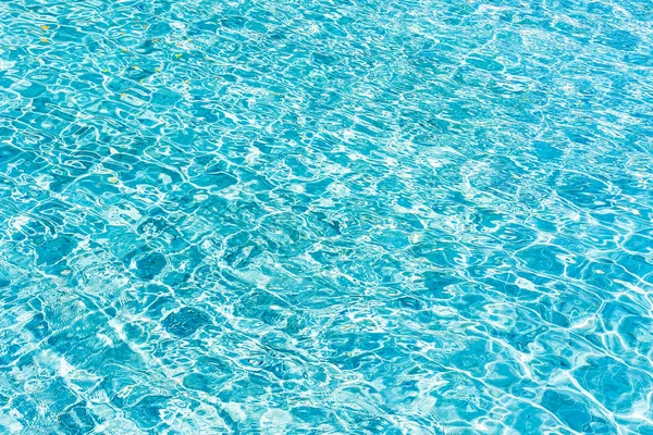 Abstrakcyjne i powierzchniowe wody basen odbijają się od światła słonecznego tła — Zdjęcie stockowe
