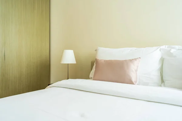Biała wygodna poduszka na łóżku dekoracji wnętrz — Zdjęcie stockowe