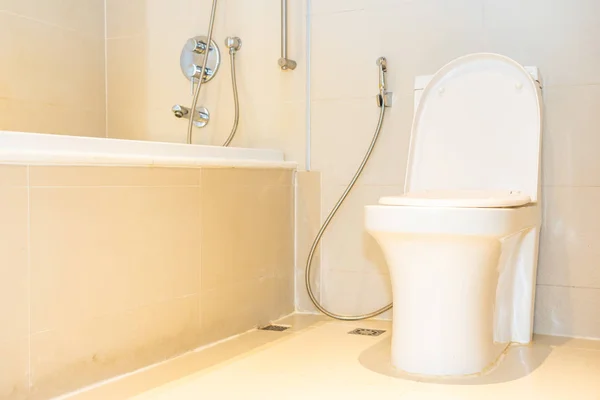 Weiße Toilettenschüssel Sitzdekoration Innenraum — Stockfoto