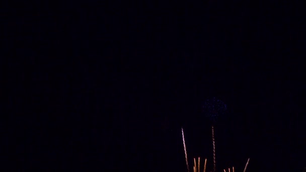 Imágenes Cerca Fuegos Artificiales Que Explotan Cielo Nocturno — Vídeo de stock