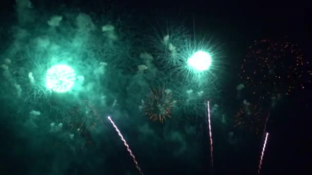 Nahaufnahmen Von Feuerwerk Das Nachthimmel Explodiert — Stockvideo