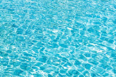 Soyut ve yüzey havuzu suyu, güneş ışığının geri çekilmesiyle yansır