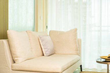 Kanepe dekorasyonunda rahat bir yastık.