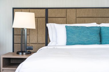 Yatak dekorasyonunda beyaz rahat yastık.