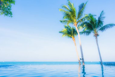 Oteldeki yüzme havuzunun güzel manzarası.