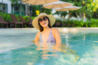 Güzel, genç Asyalı kadınlar mutlu gülüşler açık havada yüzüyorlar.