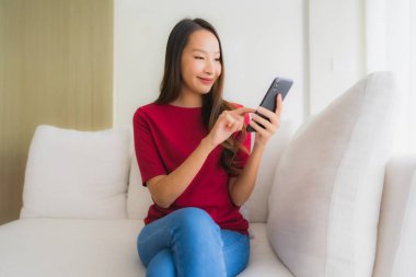 Cep telefonu kullanan güzel Asyalı genç kadınların portresi