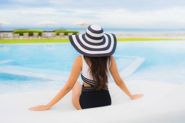 Güzel Asyalı genç kadınların portresi. Gülümseyin. Rahatlayın.