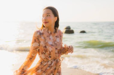 Güzel Asyalı genç kadınların portresi. Mutlu bir gülümseme.