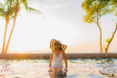 Güzel bir Asyalı kadın portresi. Mutlu bir gülümseme.