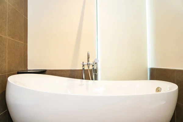 Bella lussuosa vasca da bagno bianca decorazione interni — Foto Stock