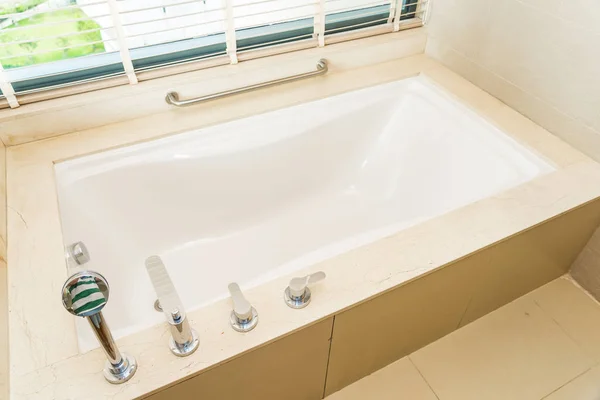 Linda decoração de banheira branca de luxo interior — Fotografia de Stock