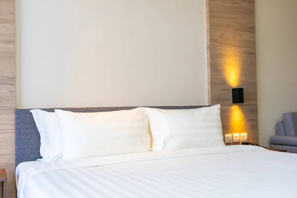 Weißes bequemes Kissen auf Bettdekoration Innenraum — Stockfoto