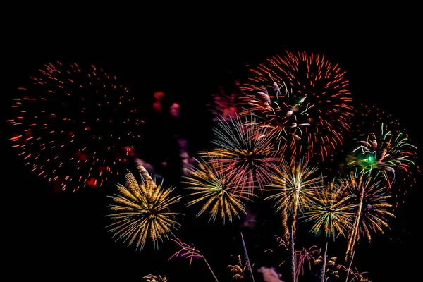 Schönes buntes Feuerwerk in der Nacht zum Feiern — Stockfoto